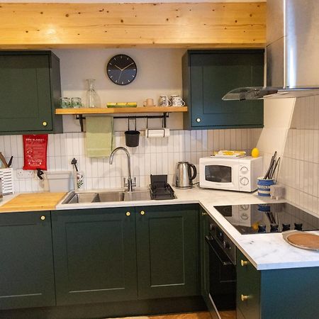 Amarelo Apartment, Central Charlbury, 1 Super King Bed Bagian luar foto