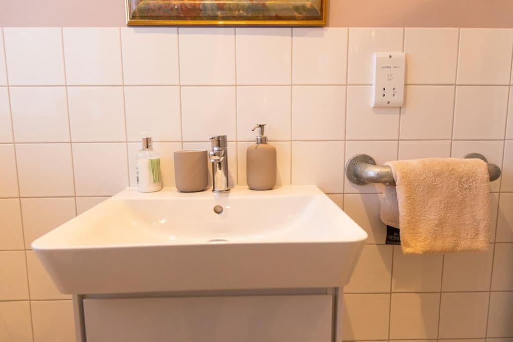 Amarelo Apartment, Central Charlbury, 1 Super King Bed Bagian luar foto