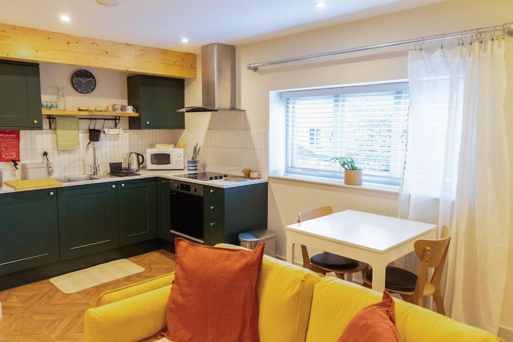 Amarelo Apartment, Central Charlbury, 1 Super King Bed Bagian luar foto