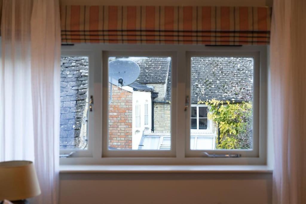 Amarelo Apartment, Central Charlbury, 1 Super King Bed Bagian luar foto