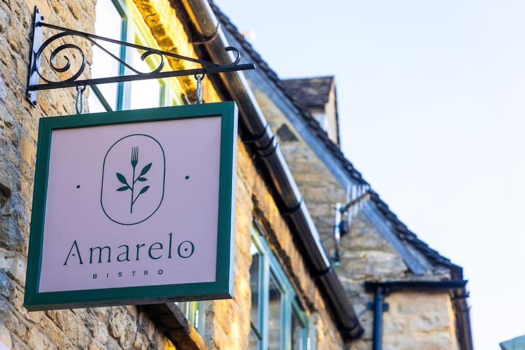 Amarelo Apartment, Central Charlbury, 1 Super King Bed Bagian luar foto