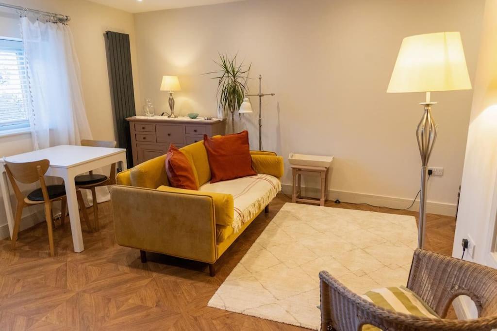 Amarelo Apartment, Central Charlbury, 1 Super King Bed Bagian luar foto